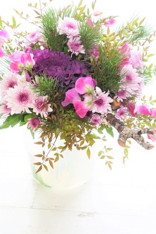 苔朴で甘さを引き締めたスプレー菊のお正月花 お花に囲まれて