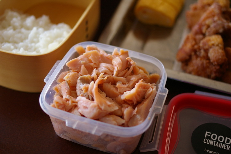 今日の唐揚げ弁当と自家製鮭フレーク_d0327373_08474584.jpg