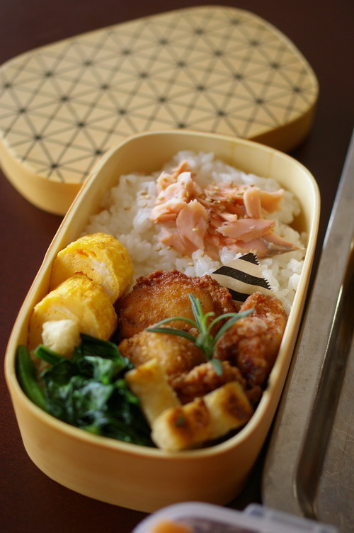 今日の唐揚げ弁当と自家製鮭フレーク_d0327373_08480761.jpg