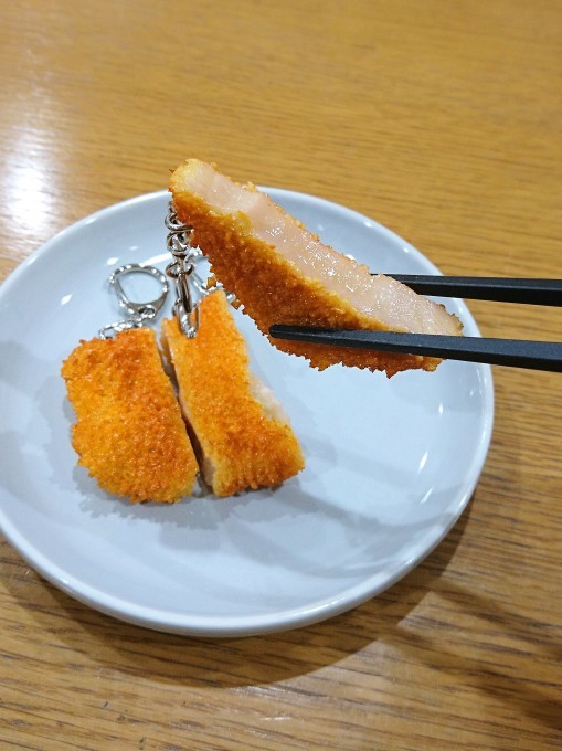 勝つ・カツ・勝つの「トンカツ・キーホルダー」爆売れ中!_e0142313_19404765.jpg