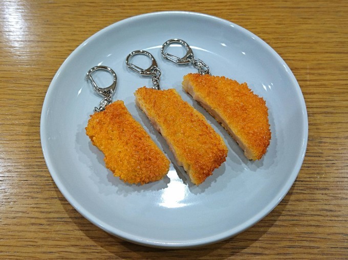 勝つ・カツ・勝つの「トンカツ・キーホルダー」爆売れ中!_e0142313_19460796.jpg