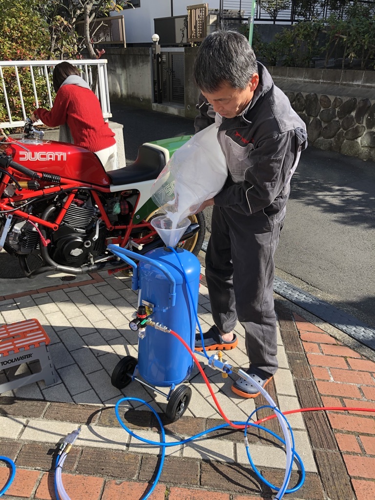 Ducati F1重曹ブラストに挑戦_a0051924_11112307.jpeg