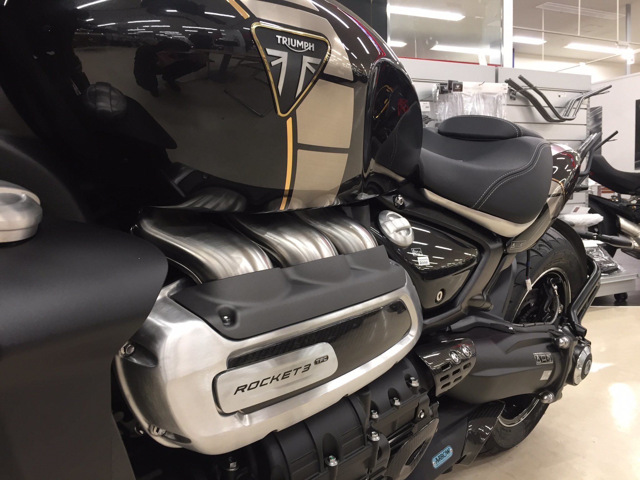 Triumph Rocket 3 ･･･ 最近の写真とﾋﾞﾃﾞｵ_f0004270_18233983.jpg