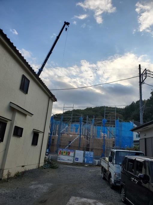 実家の前に建つ建て売り。_a0061973_09354637.jpg