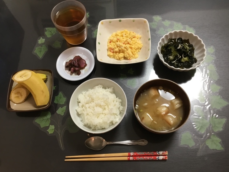 しらゆり荘 朝食 カニそぼろ卵 わかめとしらすの酢の物 漬物 御飯 味噌汁 バナナ 今日の献立