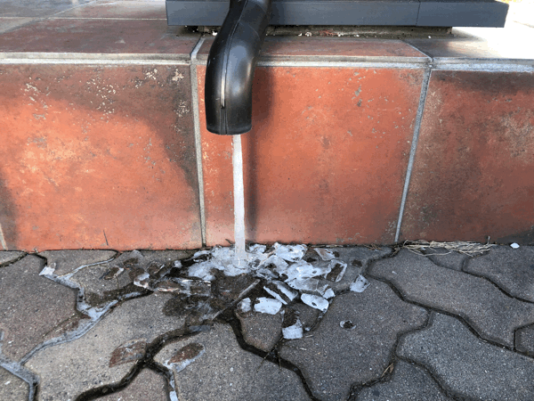 寒くて排水が凍ってました。_d0186154_07152819.gif