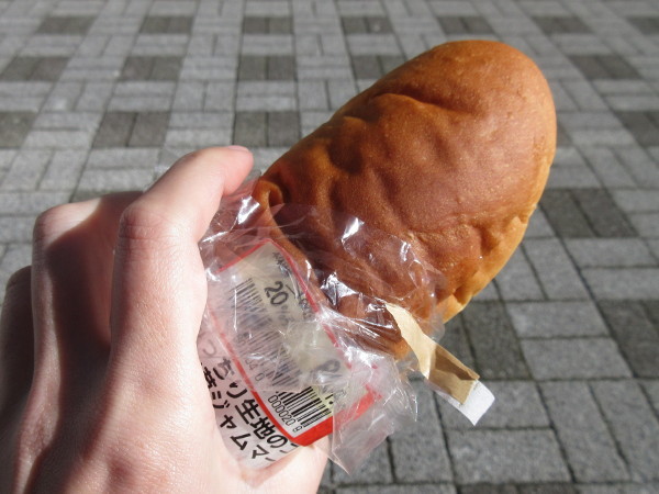 コモディイイダのコッペパン(もっちり生地のコッペパン苺ジャムマーガリン)_c0152767_18350060.jpg