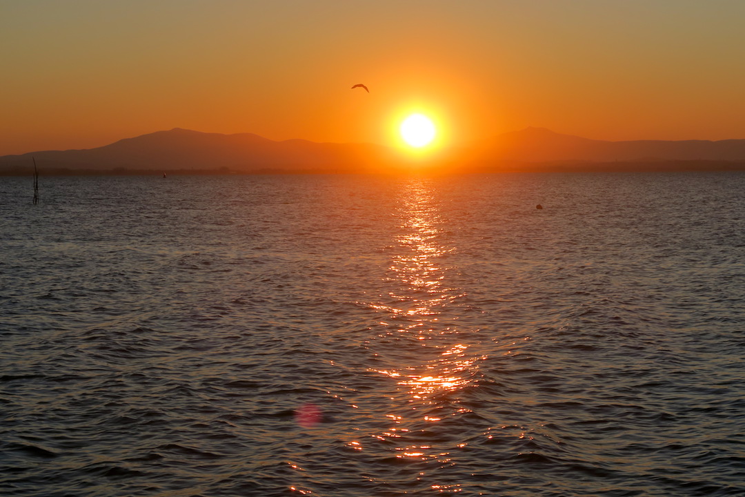 オレンジの夕焼け 三日月 たそがれの青、トラジメーノ湖_f0234936_434784.jpg