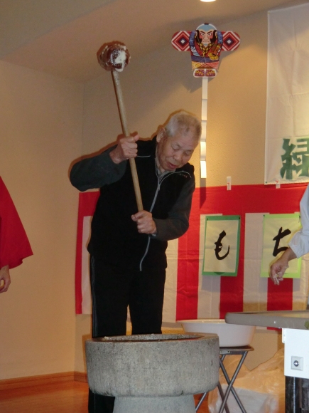餅つき大会開催_e0163042_17580933.jpg