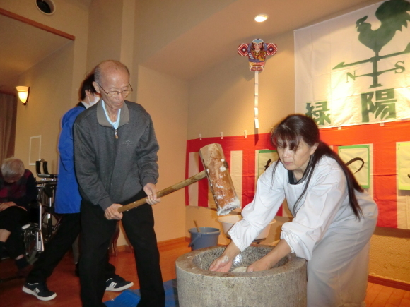 餅つき大会開催_e0163042_18000727.jpg