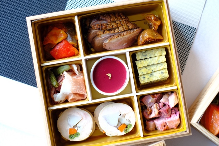 「2020年、SALT SHIROKANEの洋風おせち」_a0000029_16022713.jpeg