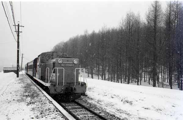 80年代夕張145・遠幌駅に進入する列車_f0173596_11185409.jpg