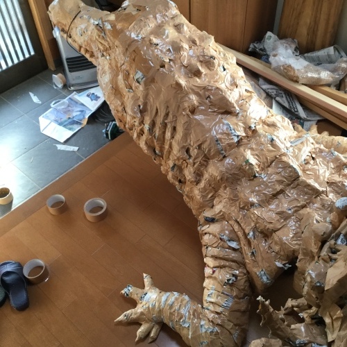 ワニの上半身 わしの手によるサムシング ワニの上半身 わしの手によるサムシング