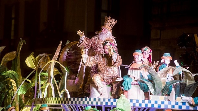 三賢人の前夜祭のパレード_b0064411_22583831.jpg