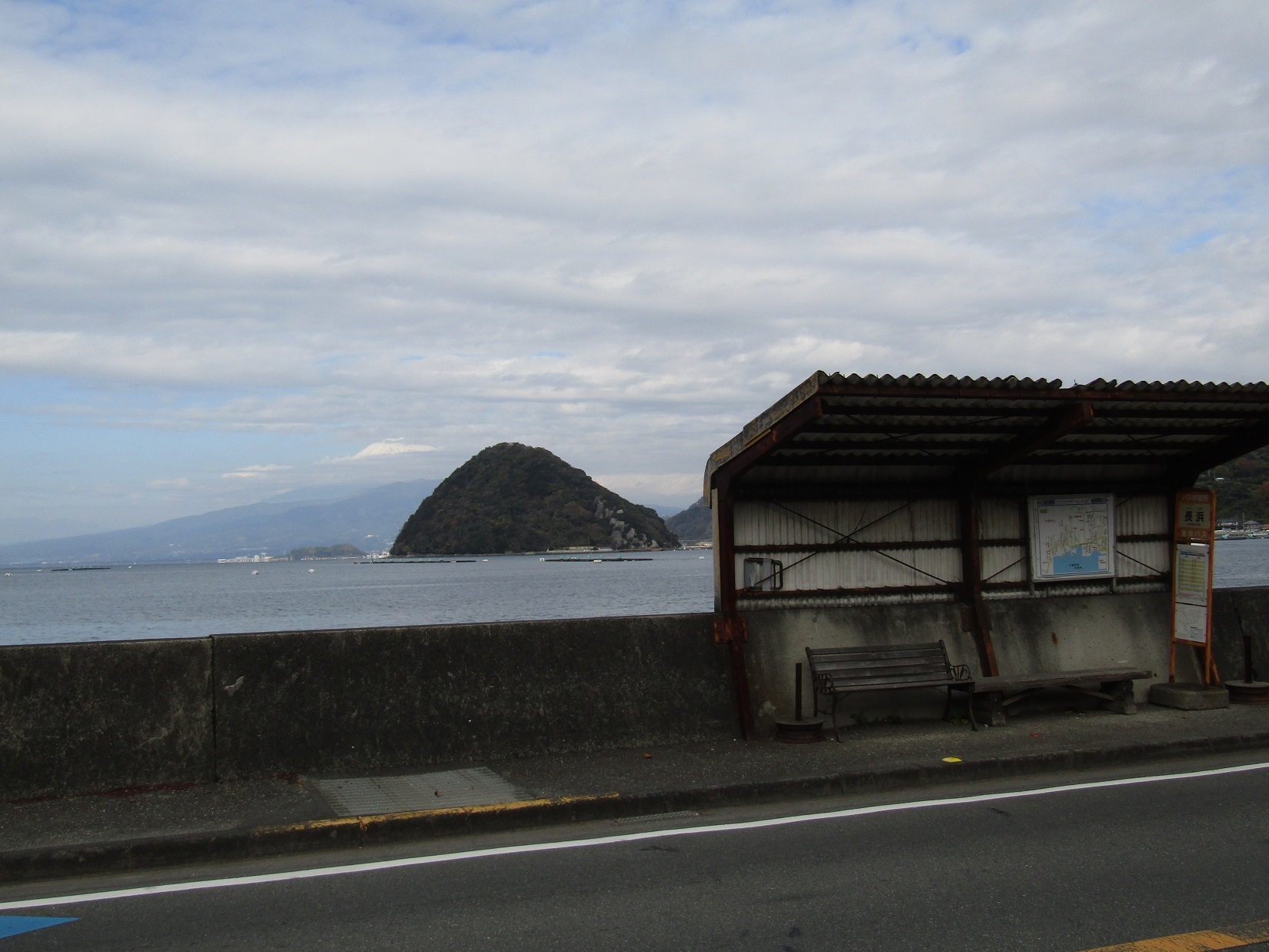 富士を望むバス停_f0281398_23013625.jpg