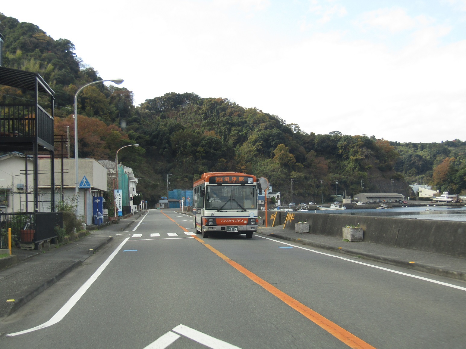 富士を望むバス停_f0281398_23111047.jpg