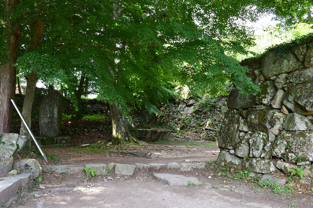 天下布武の象徴、安土城攻城記。 その7 <仏足石~本丸跡>_e0158128_17190106.jpg
