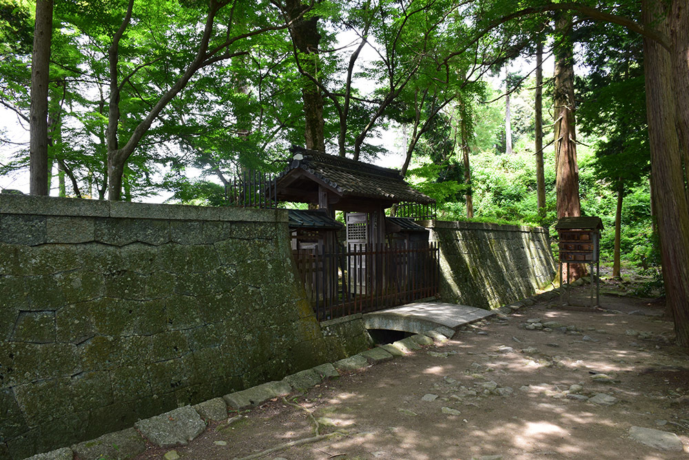 天下布武の象徴、安土城攻城記。 その9 <伝二ノ丸跡(織田信長廟所)>_e0158128_18061090.jpg