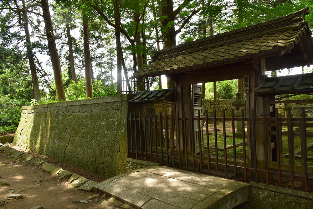 天下布武の象徴、安土城攻城記。 その9 <伝二ノ丸跡(織田信長廟所)>_e0158128_18061330.jpg