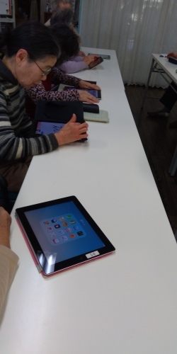 認知症予防教室(ipadで脳トレーニング)_c0113948_14334948.jpg