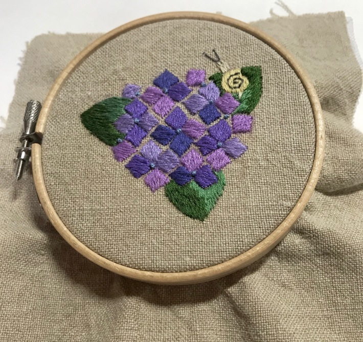 紫陽花とカタツムリの刺繍をしました。_a0138978_22341837.jpeg