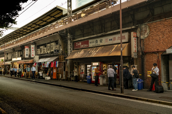 東京都千代田区 有楽町駅ガード下飲み屋街 風じゃ