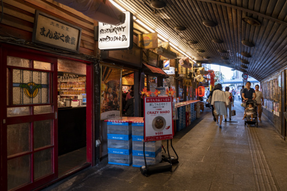 東京都千代田区 有楽町駅ガード下飲み屋街 風じゃ