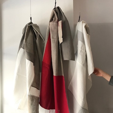 どこに掛けましょ?_b0322280_19425373.jpg
