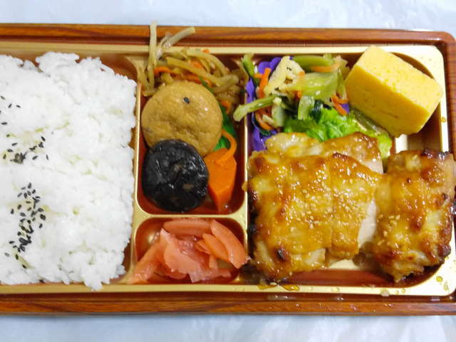 京都市？ 西友で京割烹監修のお弁当!? 余志屋_e0187697_21205057.jpg