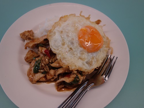 バンコク大学のカフェテリアでガパオ・ガイを食べてみた_c0030645_00195767.jpg