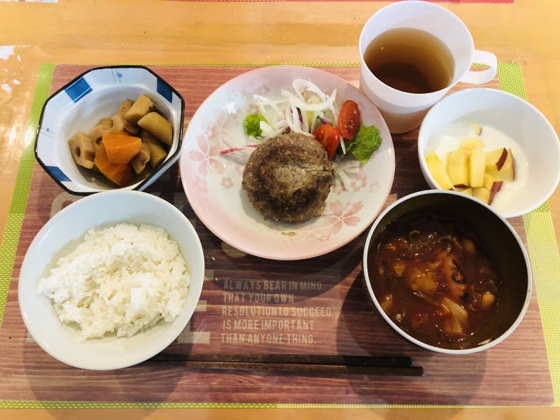 あじさい荘 夕食 胡麻入りハンバーグ 煮物 生マロニー入りミネストローネ ご飯 林檎入りヨーグルト 今日の献立