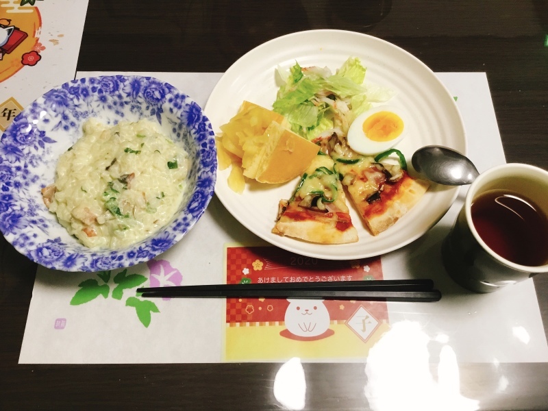 ひまわり荘夕食 マッシュルームリゾット ピザ アップルホットケーキ 今日の献立 ひまわり荘夕食 マッシュルームリゾット ピザ アップルホットケーキ 今日の献立