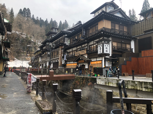 家族旅行で『銀山温泉』。ライトアップされた幻想的な大正ロマンの街並み_f0023333_21555563.jpg