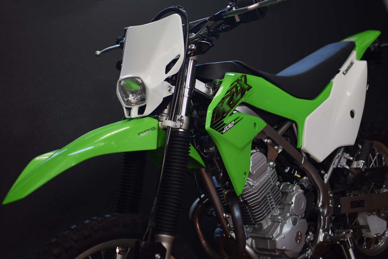 速報】KLX230SM電撃発表！ LEDヘッドライトで小顔化、倒立