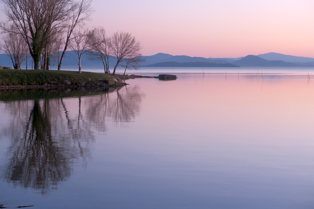 たそがれゆく世界静かに映す湖、トラジメーノ湖_f0234936_8432320.jpg