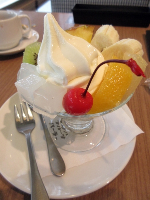 【フタバフルーツパーラー】フルーツサンドとミニパフェ【湘南T-SITE】_b0009849_13484804.jpg