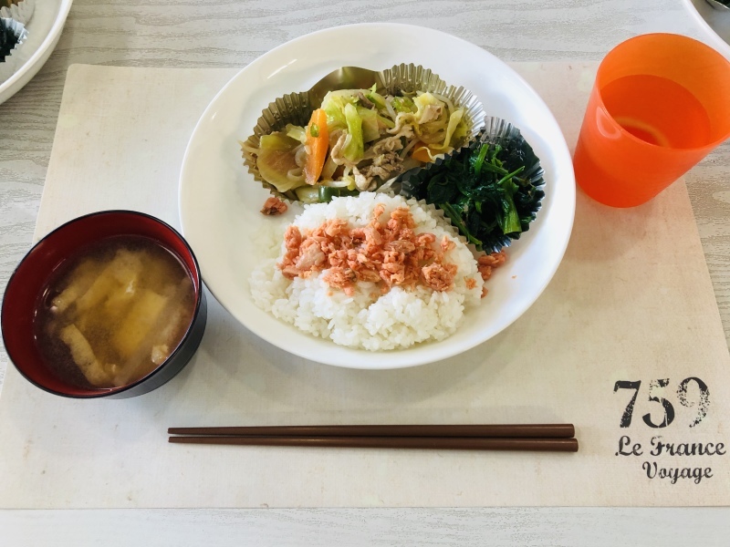 ひだまり工房 昼食 鮭ごはん 肉野菜炒め ほうれん草おひたし 味噌汁 : 今日の献立