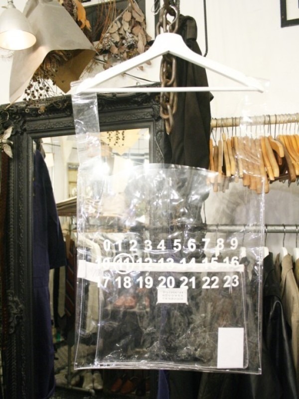 その男本厄、大厄につき　入荷マルタンマルジェラ、カルヴェンの新品、シャツ、パンツ、靴、バッグ_f0180307_03231007.jpg