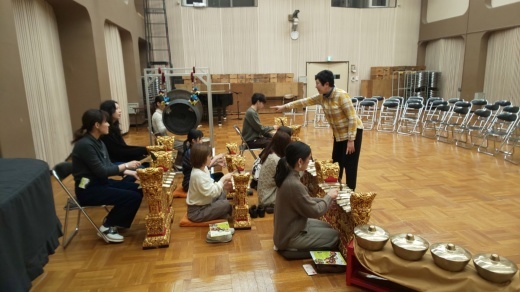 ガムラン授業仕上げの演奏からの昼休み民族音楽ライブ_e0017689_18350274.jpg