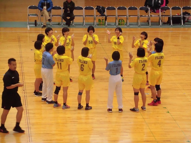 混戦の4校決勝リーグ戦を制し、富士高女子が2年連続の優勝! 静岡県高校ハンドボール新人大会_f0141310_08253789.jpg