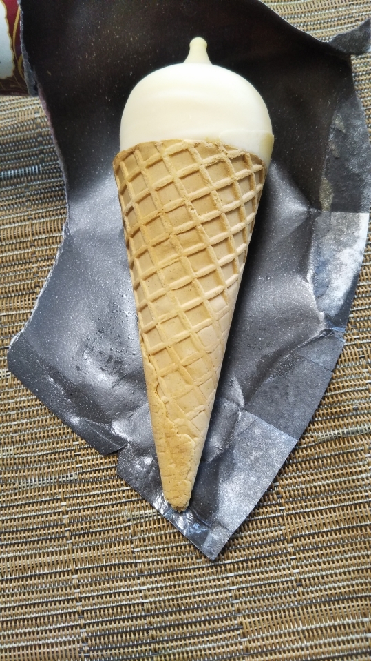 ハーゲンダッツ クリーミーコーン バニラメープルウォルナッツ_f0076001_23565055.jpg
