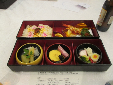 新年会開かれる_d0314924_16493698.png