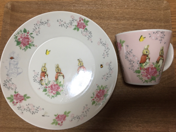 ダイソーのキャンペーンでピーターラビットの食器をget どーもボキです Z ダイソーのキャンペーンでピーターラビットの食器をget どーもボキです Z