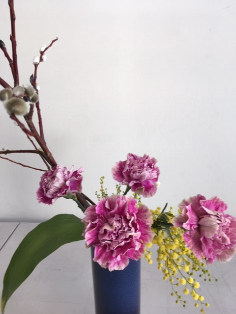 マグノリアにミモザをあしらった生け花_e0350971_12502311.jpg