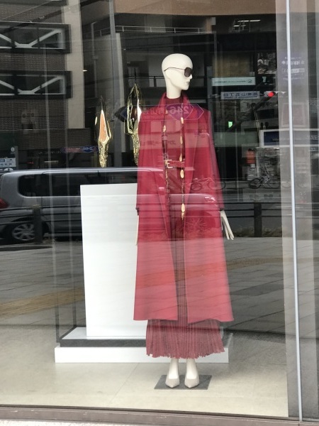 1月下旬の骨董通りのウインドウ_e0397389_10402204.jpeg