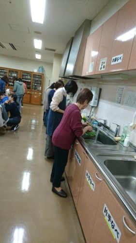 インターナショナルキッチン 「冬はやっぱり鍋でしょう!?」 火曜日朝教室 _e0175020_00294436.jpg