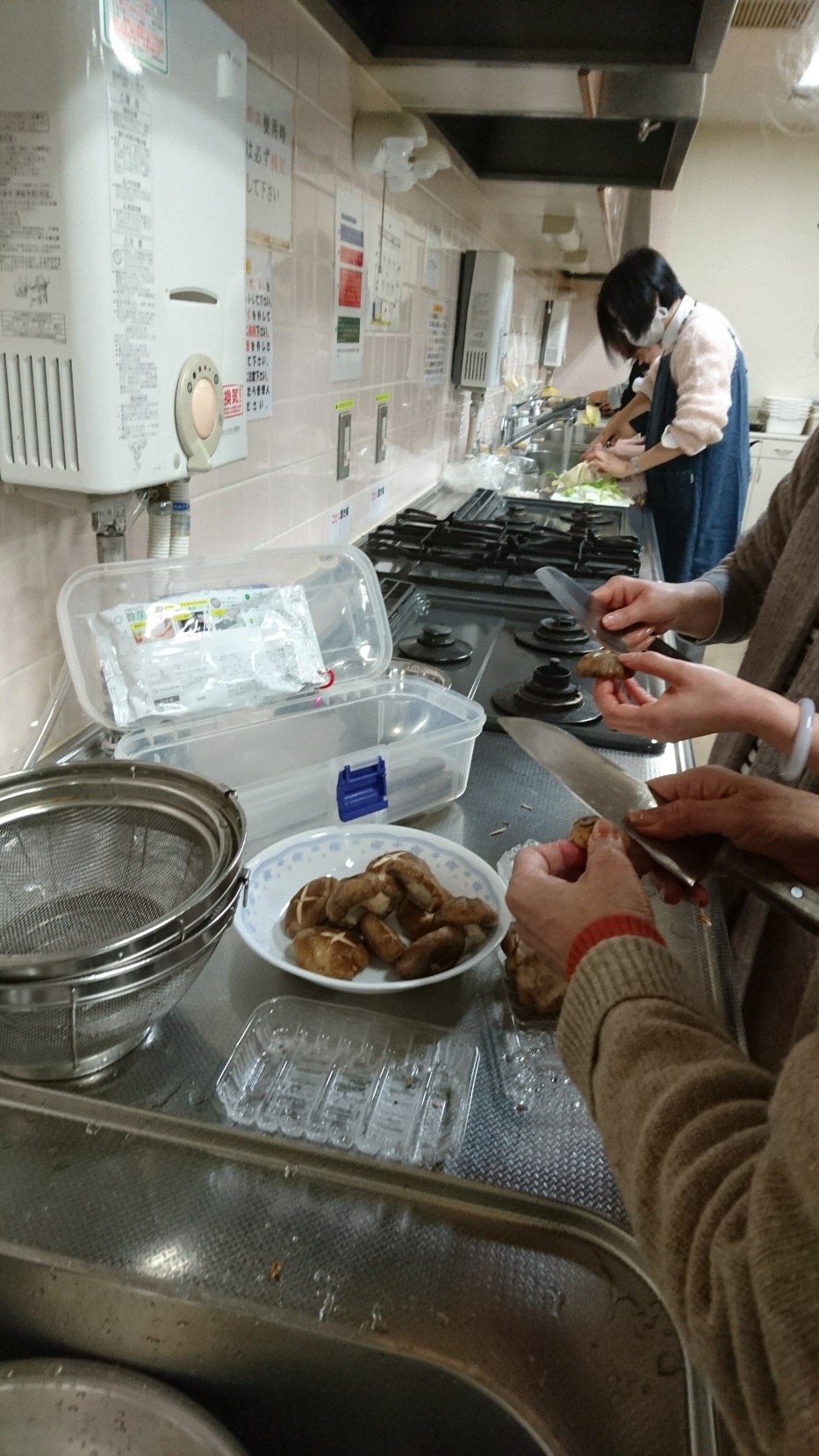 インターナショナルキッチン 「冬はやっぱり鍋でしょう!?」 火曜日朝教室 _e0175020_00313230.jpg