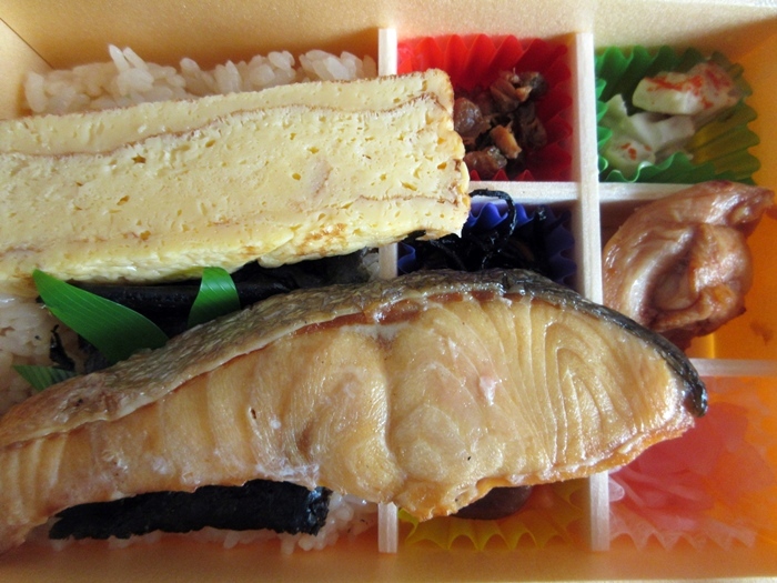 【新春恒例】岡山駅の「サンライズ出雲・瀬戸(スーツ君の別荘)弁当」【駅弁大会@藤沢】_b0009849_13551672.jpg