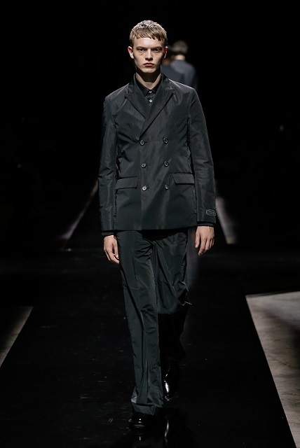 UNDERCOVER 2020 Spring/Summer \"I hold a beast, an angel, and amadman in me\"_c0188708_16281469.jpg
