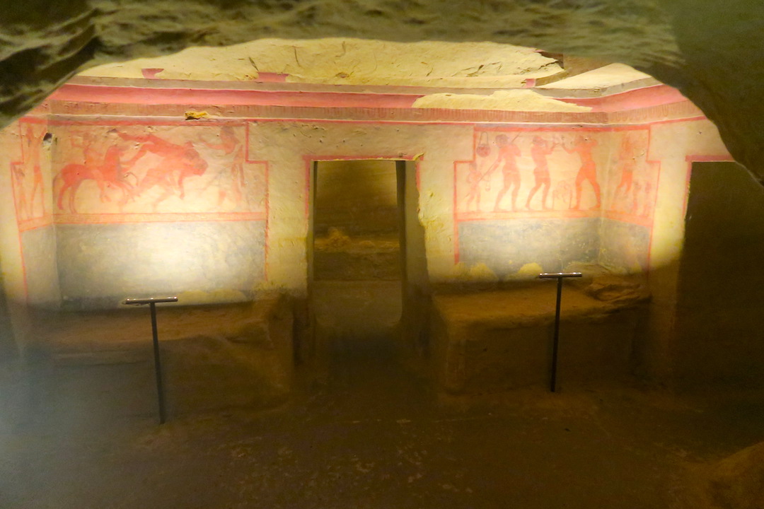 古代エトルリア墳墓とスフィンクス、トスカーナ キウーシ_f0234936_8501049.jpg